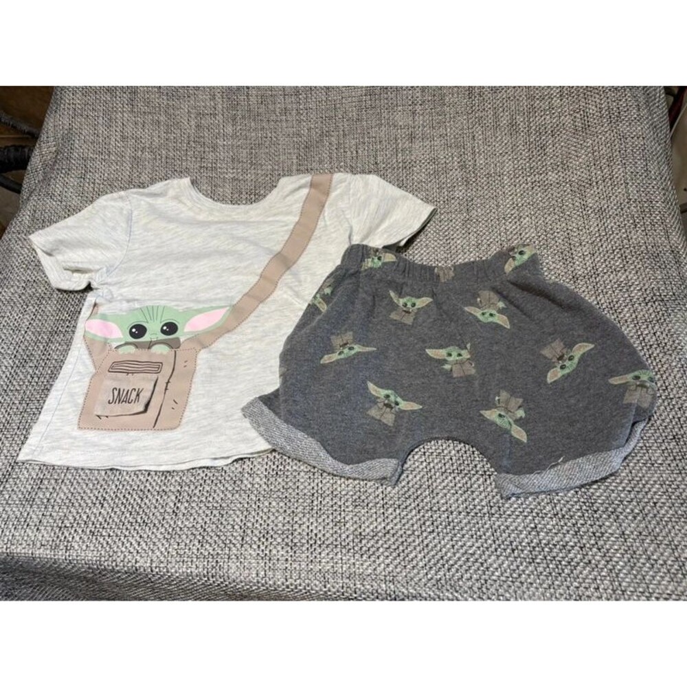Star Wars Grogu "Snack" graphic t-shirt Grogu-print shorts.